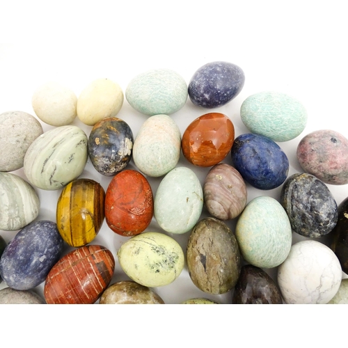 1074 - Natural History / Geology Interest: A quantity of polished hardstone specimen eggs, examples to incl... 