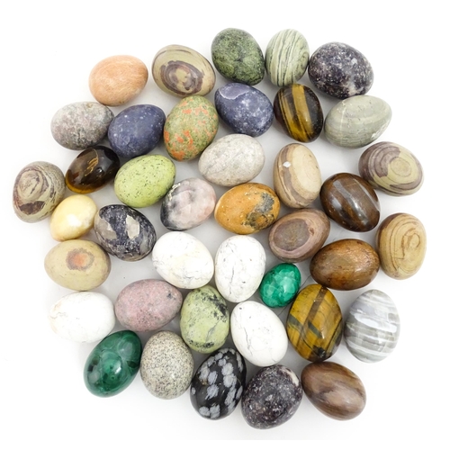 1075 - Natural History / Geology Interest: A quantity of polished hardstone specimen eggs, examples to incl... 