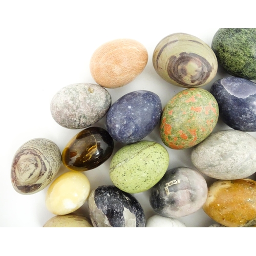 1075 - Natural History / Geology Interest: A quantity of polished hardstone specimen eggs, examples to incl... 