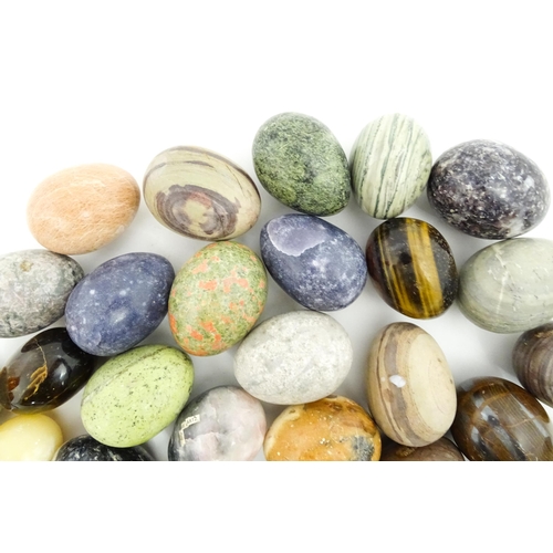 1075 - Natural History / Geology Interest: A quantity of polished hardstone specimen eggs, examples to incl... 