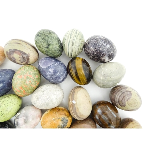 1075 - Natural History / Geology Interest: A quantity of polished hardstone specimen eggs, examples to incl... 