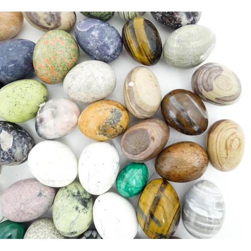 1075 - Natural History / Geology Interest: A quantity of polished hardstone specimen eggs, examples to incl... 