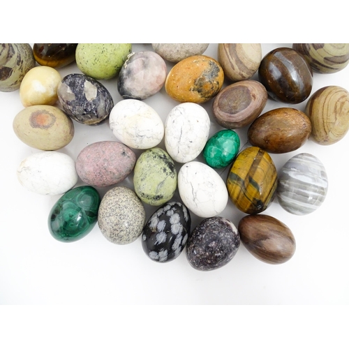 1075 - Natural History / Geology Interest: A quantity of polished hardstone specimen eggs, examples to incl... 