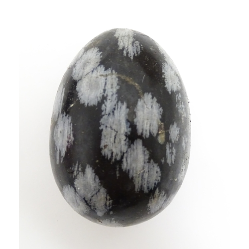 1075 - Natural History / Geology Interest: A quantity of polished hardstone specimen eggs, examples to incl... 