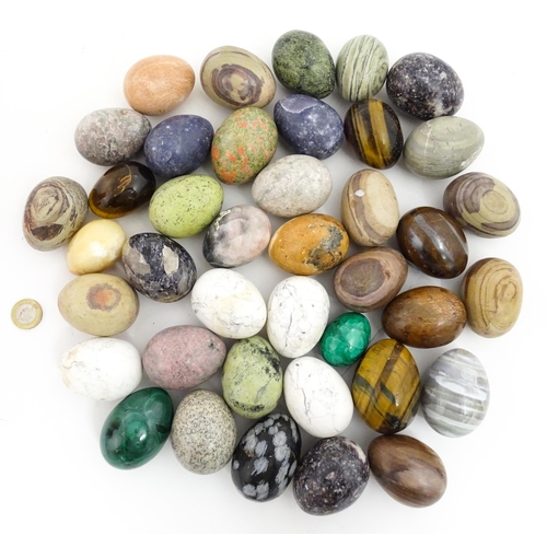 1075 - Natural History / Geology Interest: A quantity of polished hardstone specimen eggs, examples to incl... 