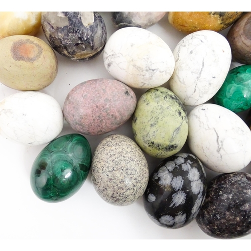 1075 - Natural History / Geology Interest: A quantity of polished hardstone specimen eggs, examples to incl... 