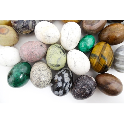 1075 - Natural History / Geology Interest: A quantity of polished hardstone specimen eggs, examples to incl... 