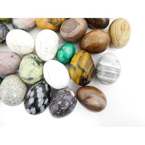 1075 - Natural History / Geology Interest: A quantity of polished hardstone specimen eggs, examples to incl... 