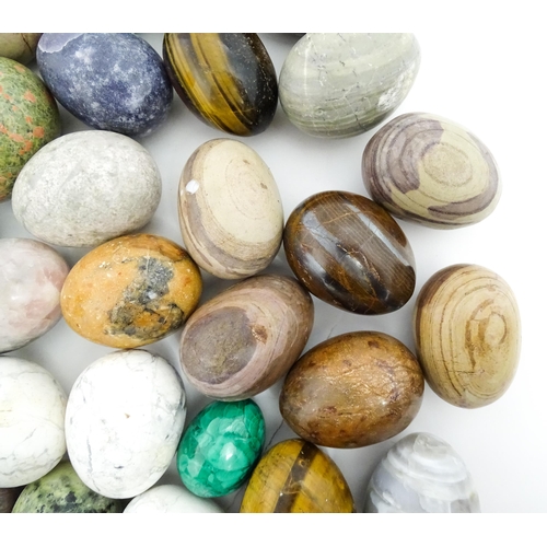 1075 - Natural History / Geology Interest: A quantity of polished hardstone specimen eggs, examples to incl... 