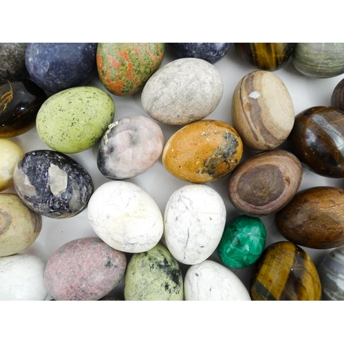 1075 - Natural History / Geology Interest: A quantity of polished hardstone specimen eggs, examples to incl... 