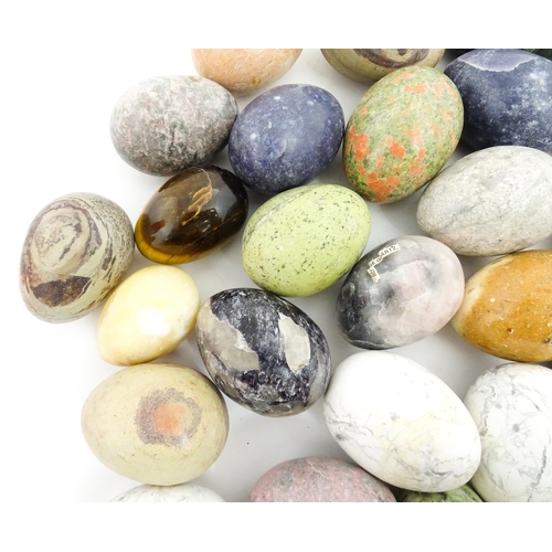 1075 - Natural History / Geology Interest: A quantity of polished hardstone specimen eggs, examples to incl... 