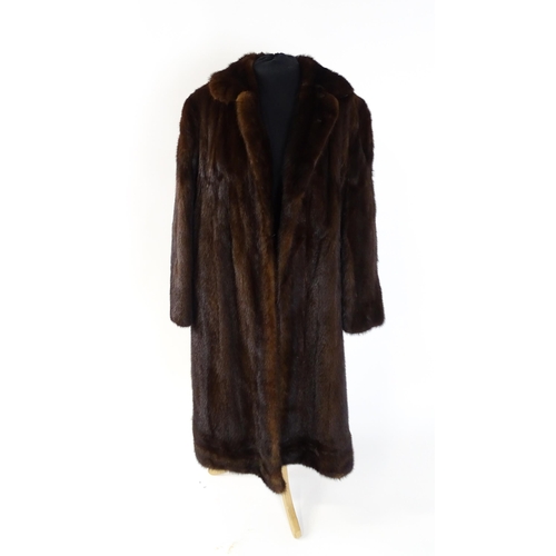 1254 - Vintage fashion / clothing: A c1960's vintage fur coat. Chest approx. 38