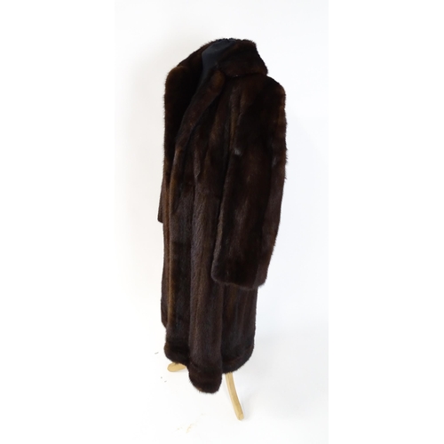 1254 - Vintage fashion / clothing: A c1960's vintage fur coat. Chest approx. 38