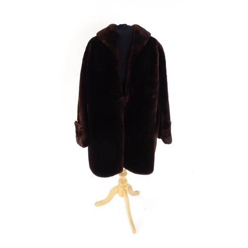 1255 - Vintage fashion / clothing: A vintage beaver lamb fur coat. Chest approx. 42