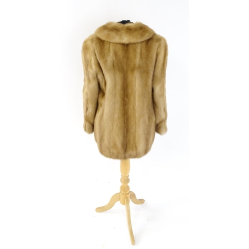 1256 - Vintage fashion / clothing: A vintage short length fur coat. Chest approx. 36