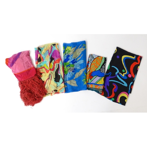 1265 - Vintage fashion / clothing: A quantity of scarves to include a silk multi-coloured scarf by Vera. Th... 