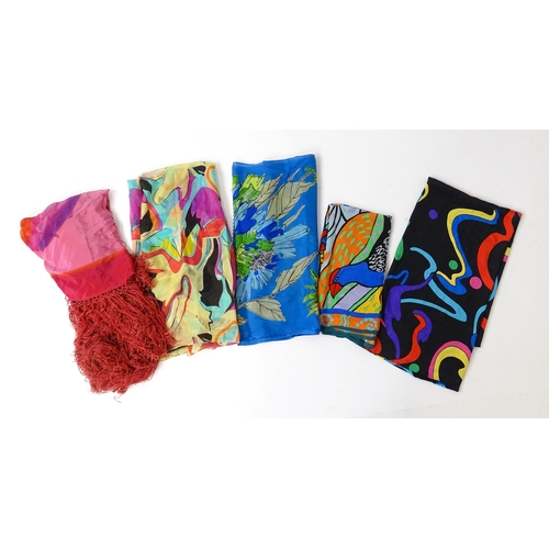 1265 - Vintage fashion / clothing: A quantity of scarves to include a silk multi-coloured scarf by Vera. Th... 