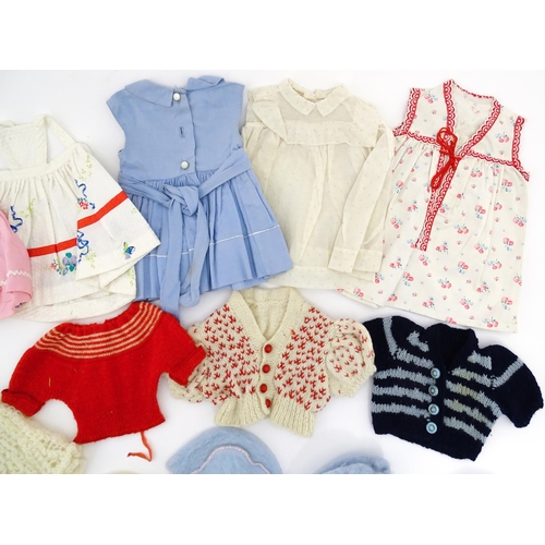 1287 - A large quantity of dolls clothing to include knitted cardigans, dresses, summer dresses, bonnets, e... 