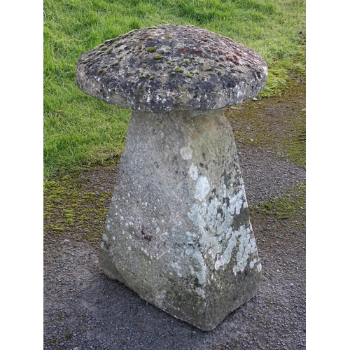 1307 - An 18thC two-piece staddle stone, approx 32