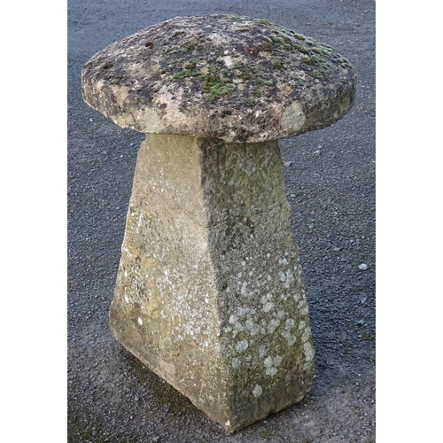 1307 - An 18thC two-piece staddle stone, approx 32