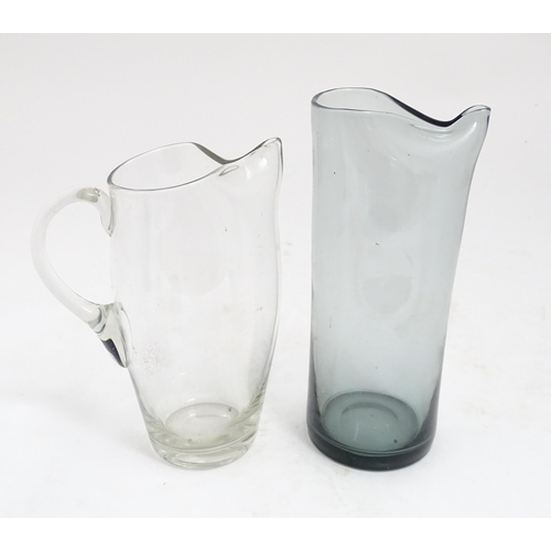 211 - A clear glass lemonade jug together with a mid-century smoke glass dimple jug. Tallest approx 10