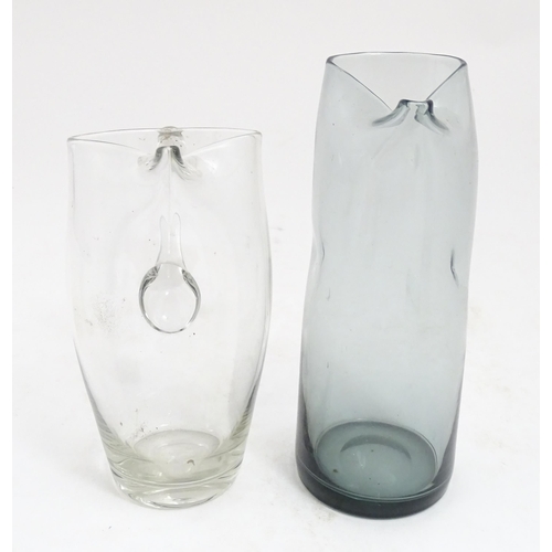 211 - A clear glass lemonade jug together with a mid-century smoke glass dimple jug. Tallest approx 10