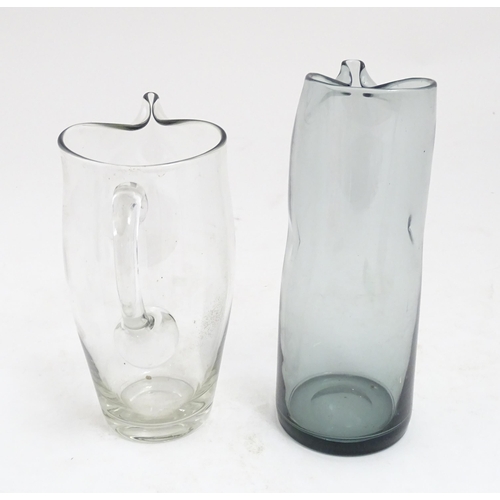 211 - A clear glass lemonade jug together with a mid-century smoke glass dimple jug. Tallest approx 10