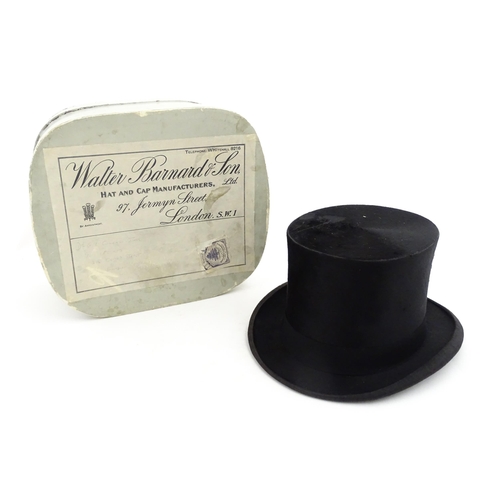 1266 - Vintage fashion / clothing: A boxed vintage brushed silk top hat with Best London Finish to the inte... 