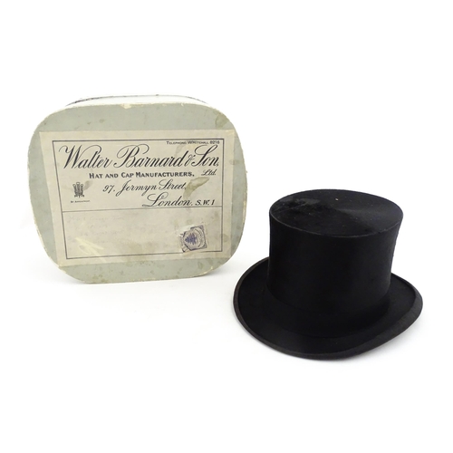 1266 - Vintage fashion / clothing: A boxed vintage brushed silk top hat with Best London Finish to the inte... 