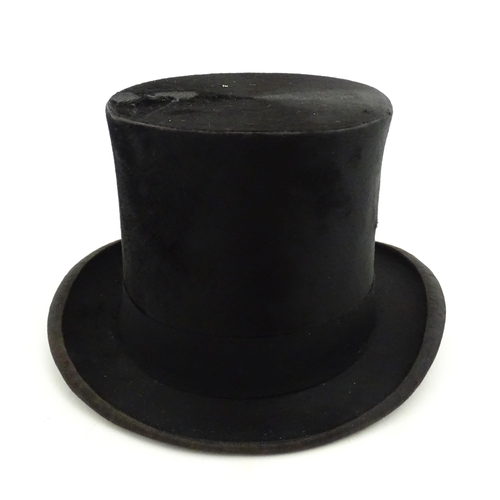 1266 - Vintage fashion / clothing: A boxed vintage brushed silk top hat with Best London Finish to the inte... 