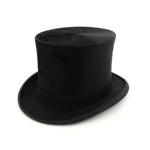 1266 - Vintage fashion / clothing: A boxed vintage brushed silk top hat with Best London Finish to the inte... 