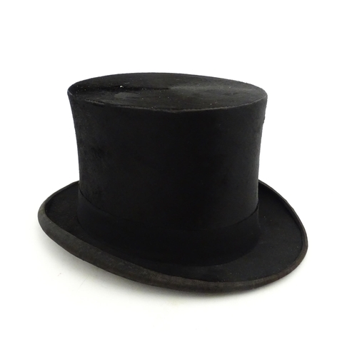 1266 - Vintage fashion / clothing: A boxed vintage brushed silk top hat with Best London Finish to the inte... 