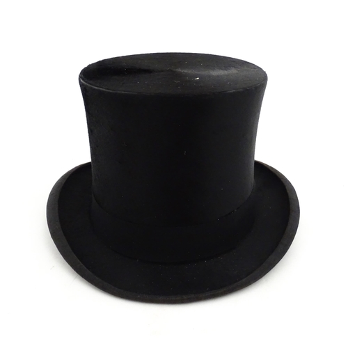 1266 - Vintage fashion / clothing: A boxed vintage brushed silk top hat with Best London Finish to the inte... 