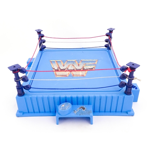 1276 - Toys: A 20thC WWF Wrestlemania wrestling ring, with Titan Sport American wrestler action figures to ... 