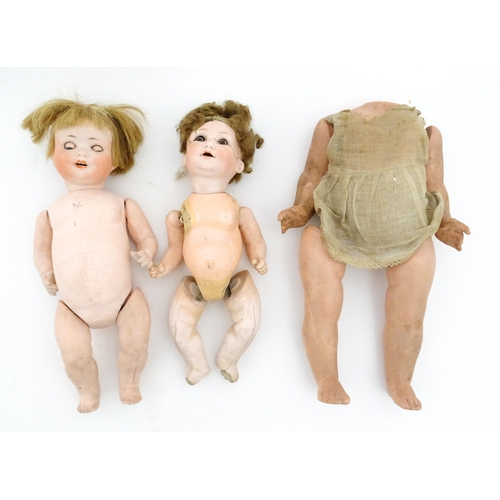 1281 - Toys: A small German doll with a bisque head and composite body. Together with a quantity of doll pa... 