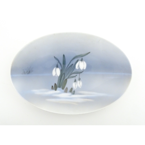 64 - A Royal Copenhagen dish with snowdrop detail, model no. 2685 / 852. Together with a small Kobenhavn ... 