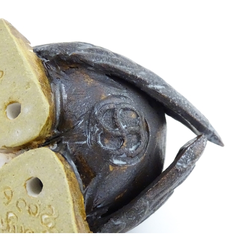 98 - A Zoo Original studio pottery model of a Puffin. Signed under Mini Puffin, no. 58. Approx. 4