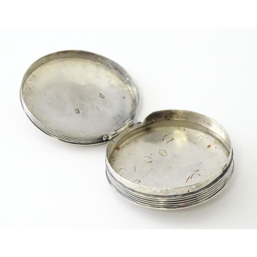 382 - A Dutch silver pill box with shield detail. Approx. 2