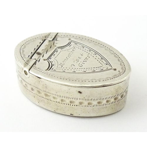 286 - A George III silver memento patch box / pill box with engraved decoration and motto ' remember the g... 