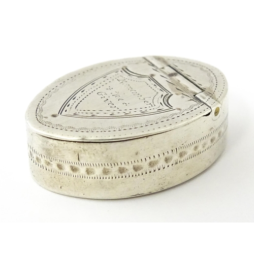 286 - A George III silver memento patch box / pill box with engraved decoration and motto ' remember the g... 