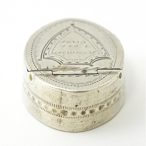 286 - A George III silver memento patch box / pill box with engraved decoration and motto ' remember the g... 