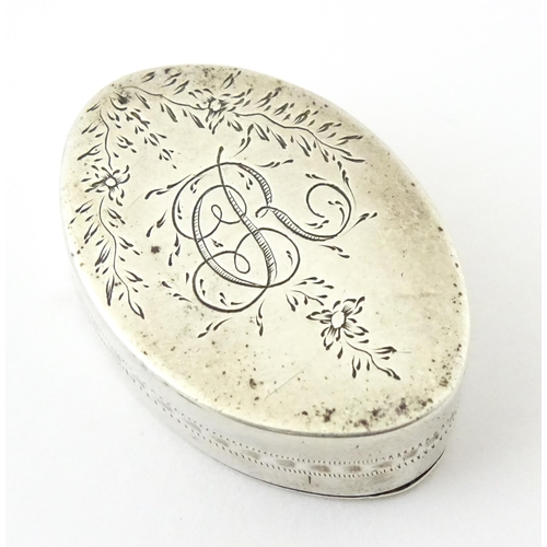 286 - A George III silver memento patch box / pill box with engraved decoration and motto ' remember the g... 