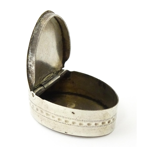 286 - A George III silver memento patch box / pill box with engraved decoration and motto ' remember the g... 