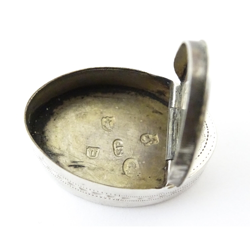 286 - A George III silver memento patch box / pill box with engraved decoration and motto ' remember the g... 