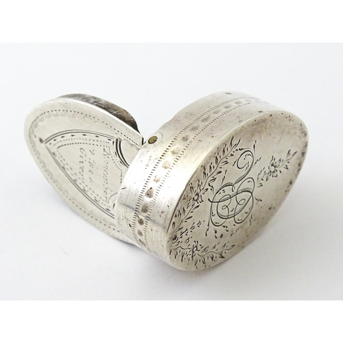 286 - A George III silver memento patch box / pill box with engraved decoration and motto ' remember the g... 