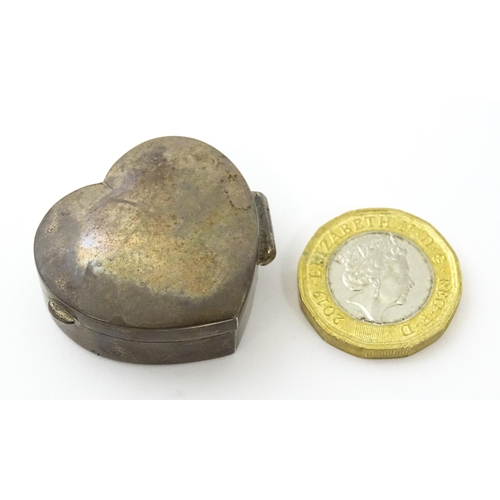 387 - A silver pill box of heart form, hallmarked London 1995, maker Ari D Norman. Approx. 1 1/4
