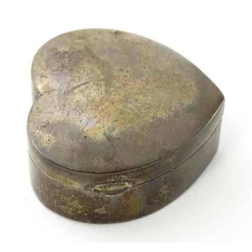 387 - A silver pill box of heart form, hallmarked London 1995, maker Ari D Norman. Approx. 1 1/4