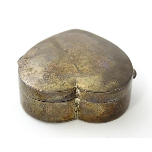 387 - A silver pill box of heart form, hallmarked London 1995, maker Ari D Norman. Approx. 1 1/4