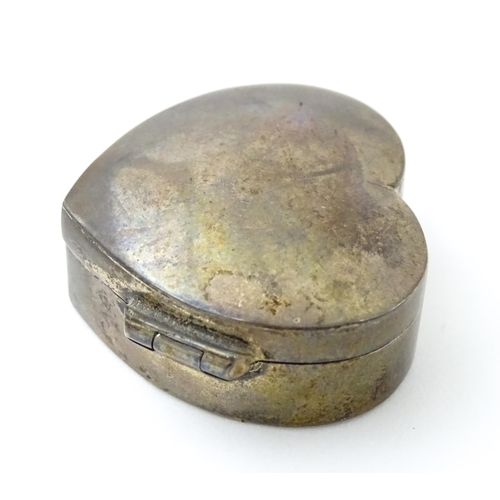 387 - A silver pill box of heart form, hallmarked London 1995, maker Ari D Norman. Approx. 1 1/4