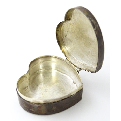 387 - A silver pill box of heart form, hallmarked London 1995, maker Ari D Norman. Approx. 1 1/4